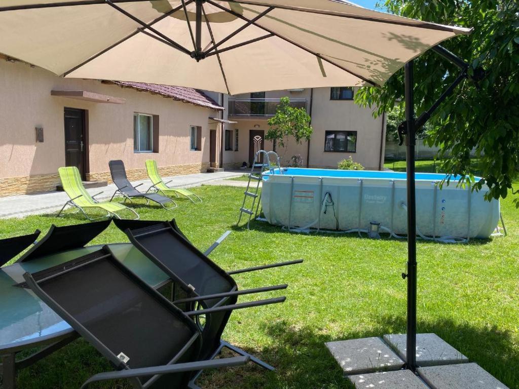 Lovely 1 Bedroom Flat In A 2 Ground Floor House Craiova Exterior photo
